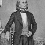 Franz Liszt in späteren Jahren, Fotografie um 1880, mit nachdenklichem Blick und dem charakteristischen langen Haar des romantischen Künstlers.