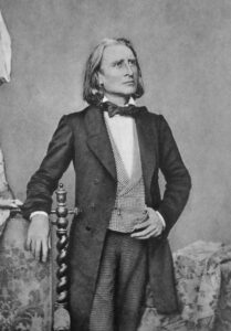 Franz Liszt in späteren Jahren, Fotografie um 1880, mit nachdenklichem Blick und dem charakteristischen langen Haar des romantischen Künstlers.