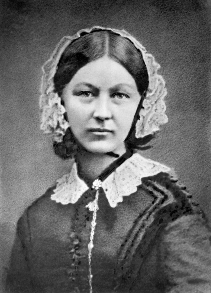 Florence Nightingale in einem dunklen Kleid, sitzend, um 1860. Die Begründerin der modernen Krankenpflege blickt nachdenklich zur Seite.