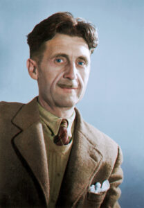 Der Schriftsteller George Orwell in einer undatierten Porträtaufnahme, blickt nachdenklich mit einer Zigarette in der Hand in die Kamera.