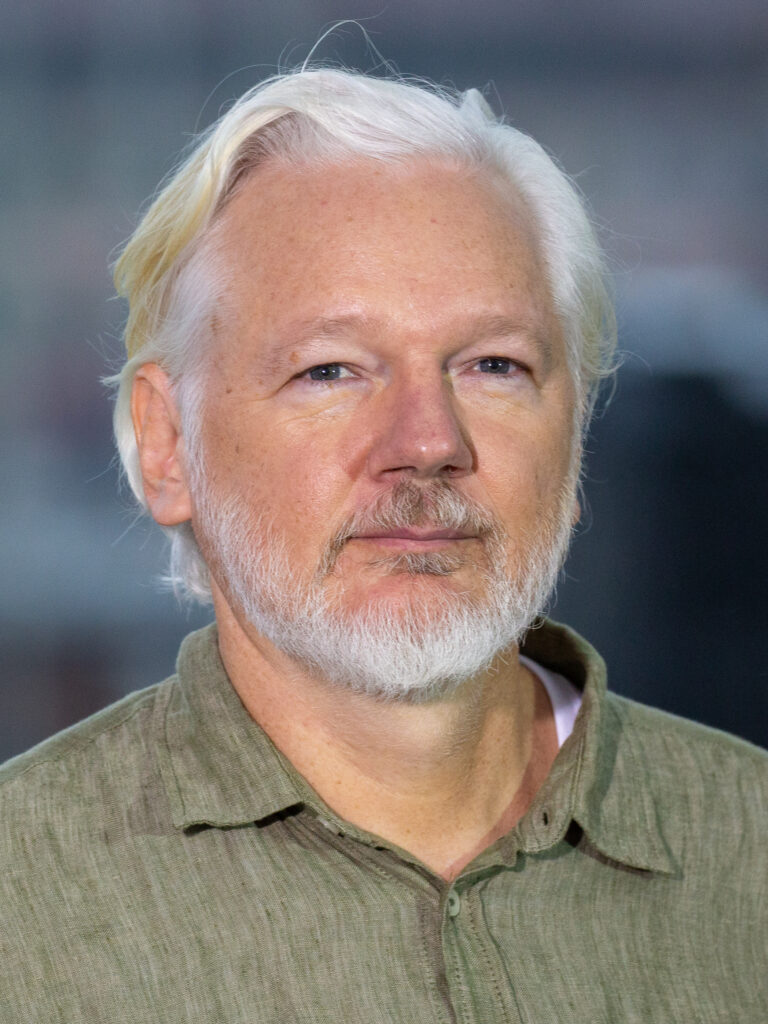 Julian Assange spricht von einem Balkon der ecuadorianischen Botschaft in London zu seinen Unterstützern, eine Aufnahme aus der Zeit seines Asyls.