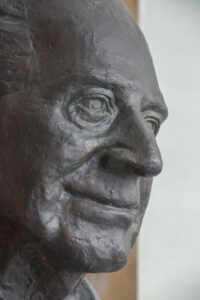 Skulptur von Karl Popper in : ( ), Nr. 104 bust (bronze) in the Arkadenhof of the University of Vienna