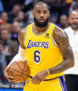 LeBron James im Trikot der Los Angeles Lakers während eines NBA-Spiels, konzentriert vor einem Wurf auf den Korb.