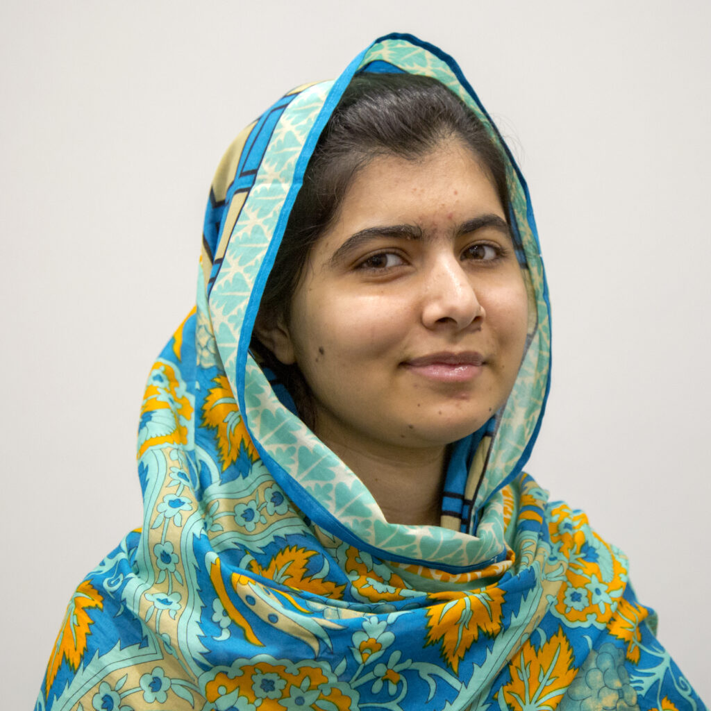 Die Aktivistin Malala Yousafzai bei einer Rede vor den Vereinten Nationen, gekleidet in ein traditionelles Gewand.