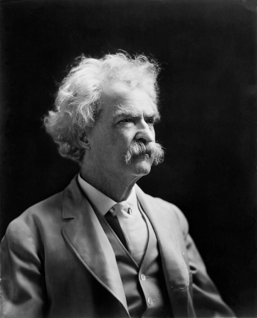 Mark Twain in seinen späteren Jahren, mit markantem weißem Haar und Schnurrbart, undatiertes Porträt um 1907.