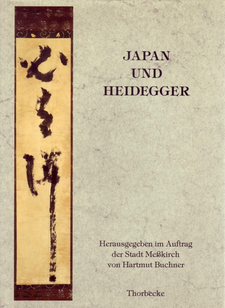 Martin Heidegger auf einem Spazierweg im Schwarzwald, undatierte Aufnahme um 1960, im Nachdenken vertieft und mit Stock in der Hand.