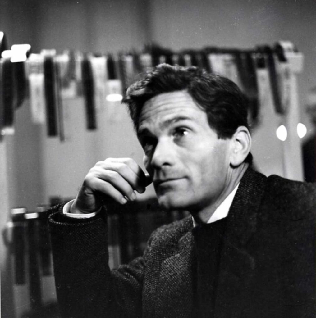 Der italienische Regisseur Pier Paolo Pasolini während einer Drehpause, nachdenklich, mit Zigarette in der Hand, um 1970.