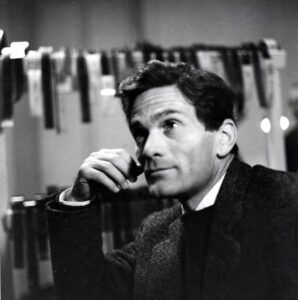 Der italienische Regisseur Pier Paolo Pasolini während einer Drehpause, nachdenklich, mit Zigarette in der Hand, um 1970.