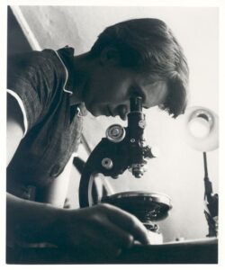 Rosalind Franklin in ihrem Labor am King's College London, um 1952, während ihrer Forschungsarbeit an der DNA-Struktur.