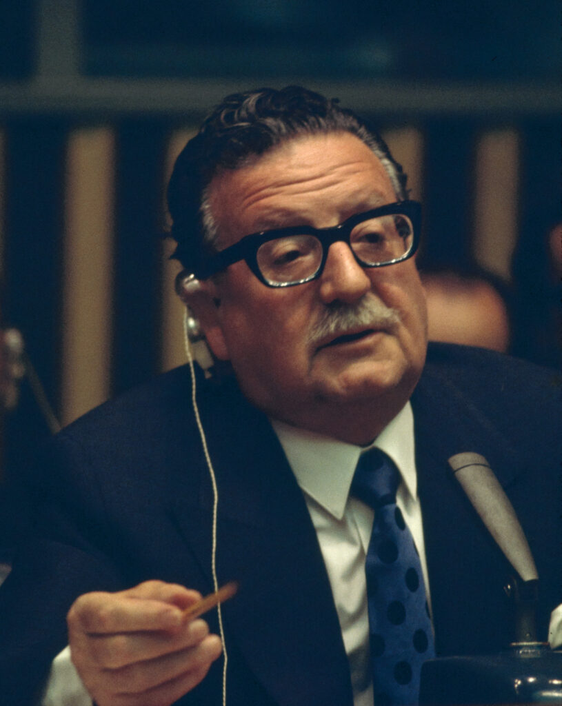 Der chilenische Präsident Salvador Allende hält eine Rede vor einer Menschenmenge, aufgenommen in Santiago de Chile um das Jahr 1971.