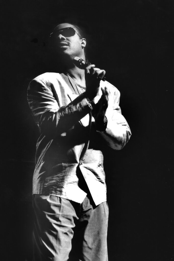 Stevie Wonder am Klavier während eines Auftritts in den 1970er-Jahren, in sein Instrument vertieft und mit charakteristischer Sonnenbrille.