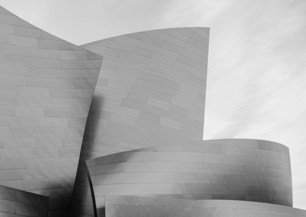 Walt Disney an einem Zeichentisch, umgeben von Skizzen und Figuren, eine undatierte Aufnahme aus den frühen Jahren seines Hollywood-Studios.