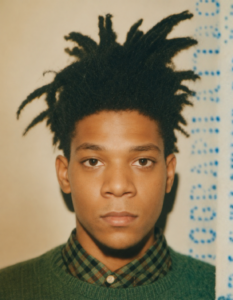 Der Künstler Jean-Michel Basquiat in seinem Atelier, umgeben von Leinwänden, aufgenommen in New York City Mitte der 1980er-Jahre.