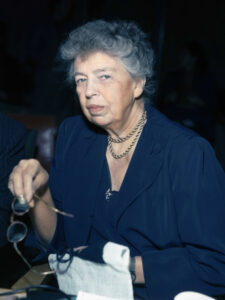 Eleanor Roosevelt als US-Delegierte bei den Vereinten Nationen, eine Aufnahme um 1947 während der Arbeit an der Menschenrechtserklärung.
