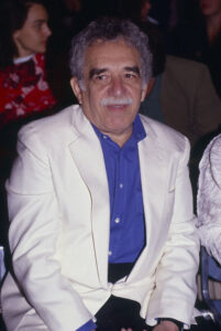 Der Schriftsteller Gabriel García Márquez an seiner Schreibmaschine, eine nachdenkliche Aufnahme aus den späten 1970er-Jahren in seinem Arbeitszimmer.