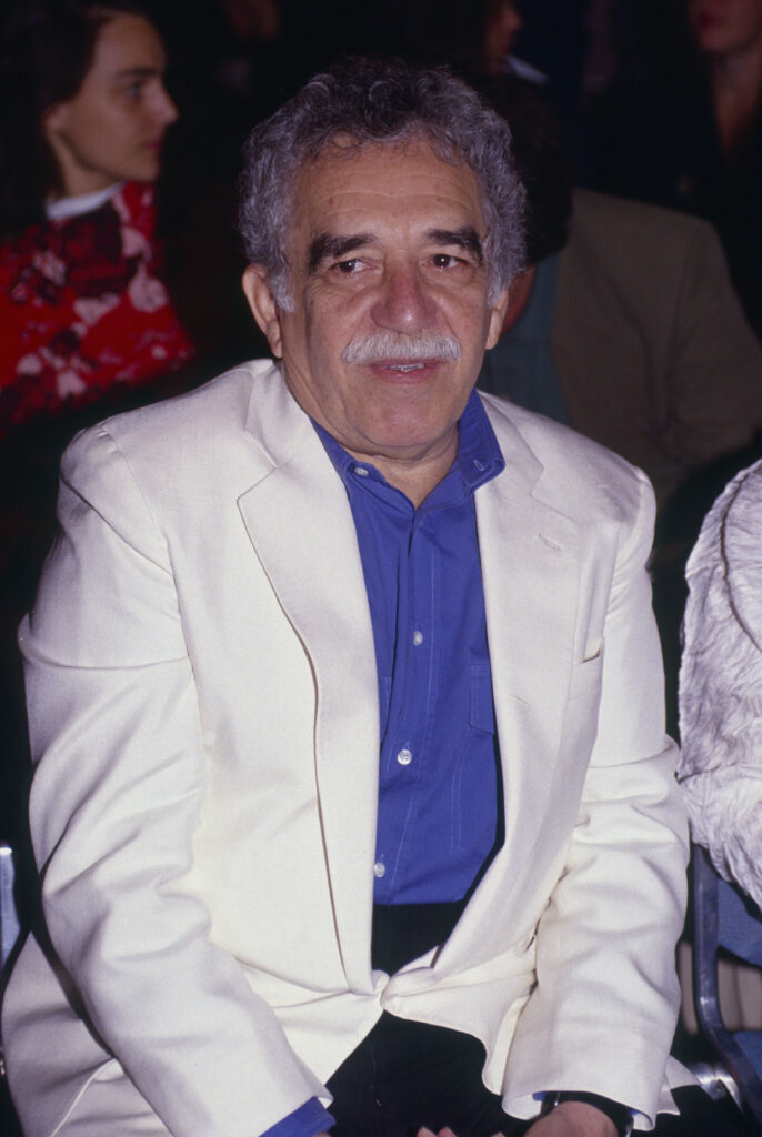 Der Schriftsteller Gabriel García Márquez an seiner Schreibmaschine, eine nachdenkliche Aufnahme aus den späten 1970er-Jahren in seinem Arbeitszimmer.