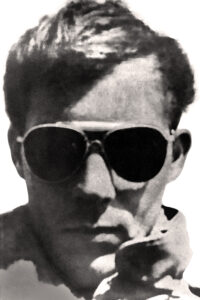 Hunter S. Thompson mit seiner typischen Pilotenbrille und Zigarettenspitze, eine undatierte Aufnahme aus den 1970er-Jahren.
