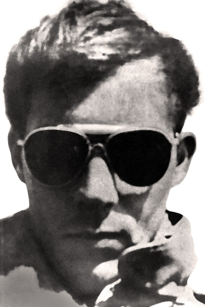 Hunter S. Thompson mit seiner typischen Pilotenbrille und Zigarettenspitze, eine undatierte Aufnahme aus den 1970er-Jahren.
