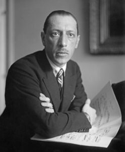 Igor Strawinsky am Klavier, konzentriert über eine Partitur gebeugt, in einer undatierten Fotografie aus seiner Pariser Zeit um 1925.