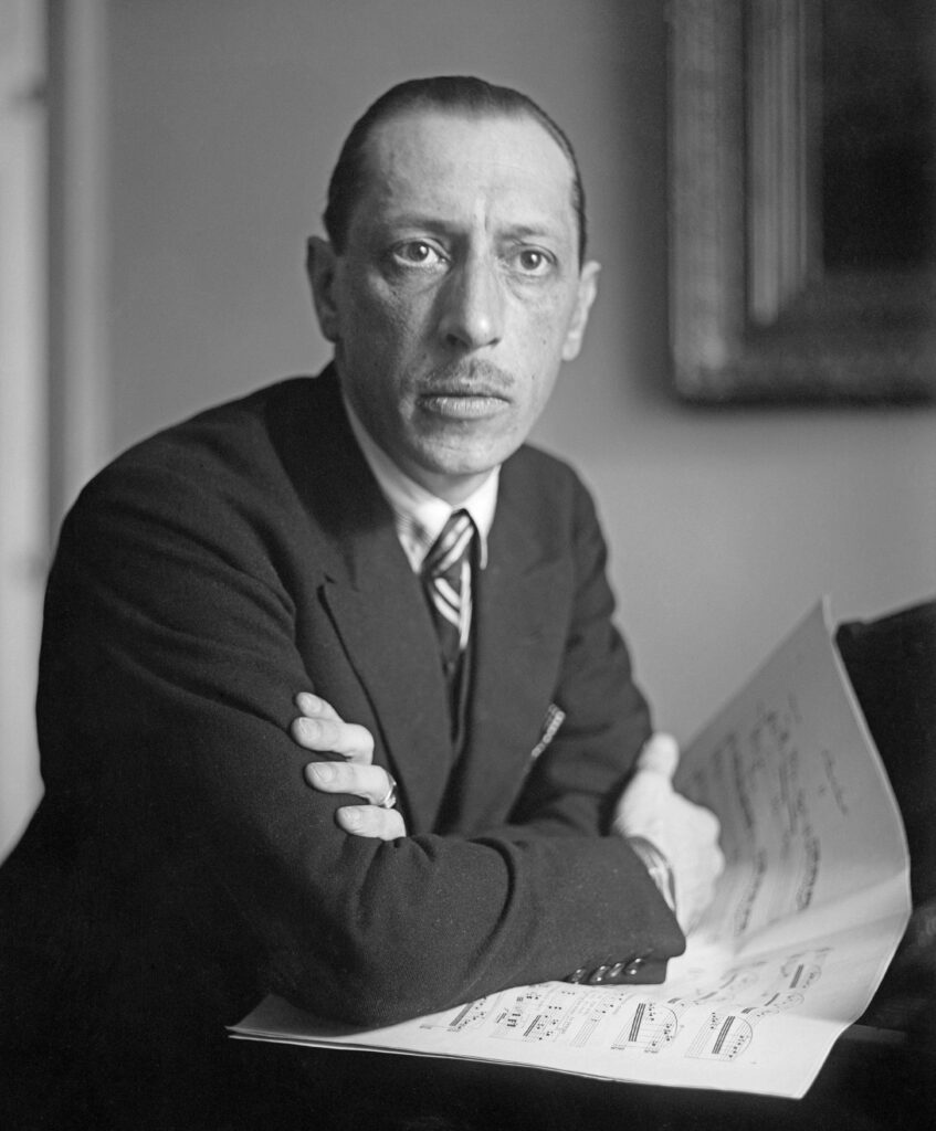 Igor Strawinsky am Klavier, konzentriert über eine Partitur gebeugt, in einer undatierten Fotografie aus seiner Pariser Zeit um 1925.