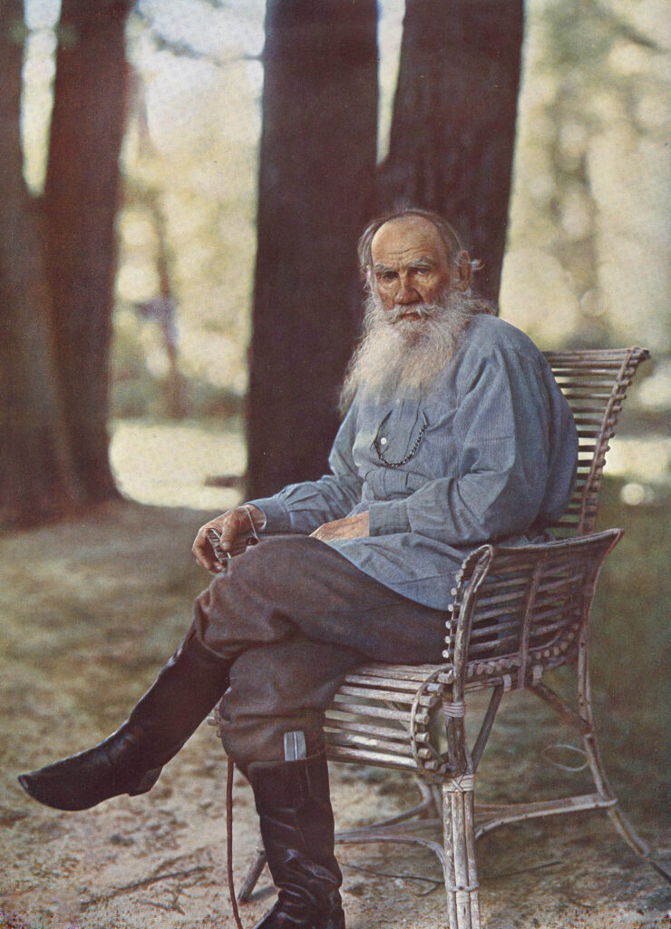 Der russische Schriftsteller Lew Tolstoi in Bauernkleidung auf seinem Gut Jasnaja Poljana, Fotografie um 1908.
