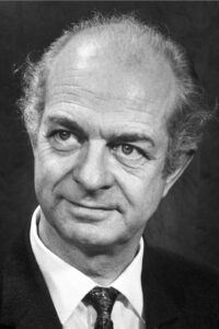 Der Chemiker Linus Pauling an einer Tafel mit Molekülmodellen, undatierte Aufnahme am California Institute of Technology (Caltech).