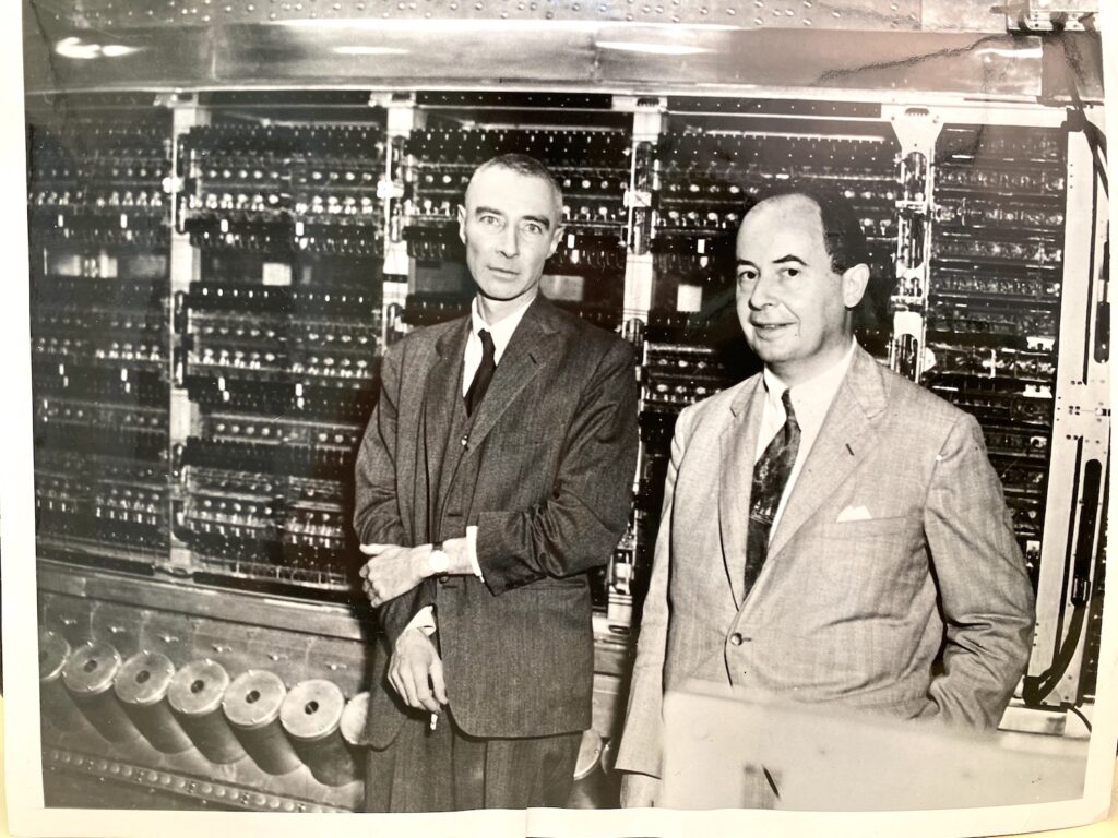 John von Neumann an einer Tafel mit mathematischen Formeln am Institute for Advanced Study in Princeton, undatierte Aufnahme um 1950.