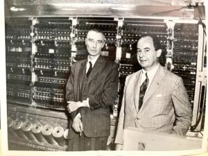 John von Neumann an einer Tafel mit mathematischen Formeln am Institute for Advanced Study in Princeton, undatierte Aufnahme um 1950.