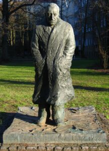 Carl von Ossietzky in einer undatierten Porträtaufnahme aus den späten 1920er Jahren, mit nachdenklichem Blick und Anzug.