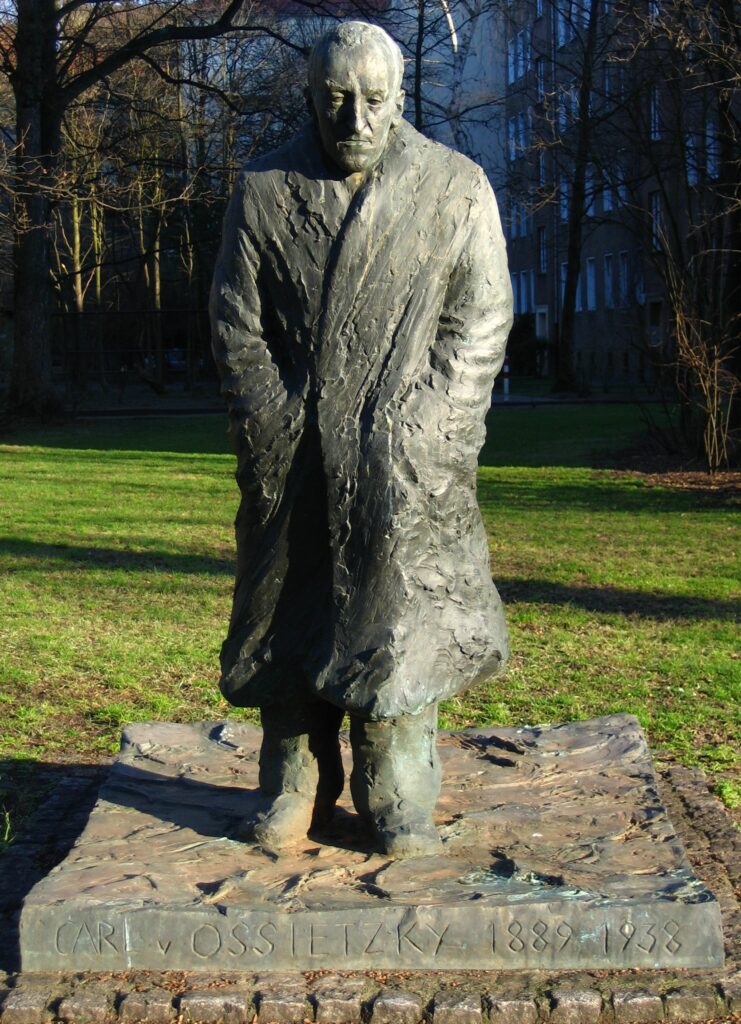 Carl von Ossietzky in einer undatierten Porträtaufnahme aus den späten 1920er Jahren, mit nachdenklichem Blick und Anzug.