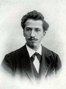 Der niederländische Maler Piet Mondrian in seinem Pariser Atelier, umgeben von seinen neoplastizistischen Kompositionen, aufgenommen um 1934.