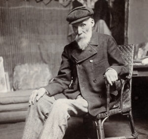 Der Maler Pierre-Auguste Renoir in seinem Atelier, eine Fotografie um 1910, die ihn trotz seiner Arthritis bei der Arbeit zeigt.