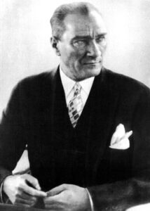 Mustafa Kemal Atatürk in Zivilkleidung, eine offizielle Porträtaufnahme aus den frühen 1930er-Jahren als Präsident der Türkei.
