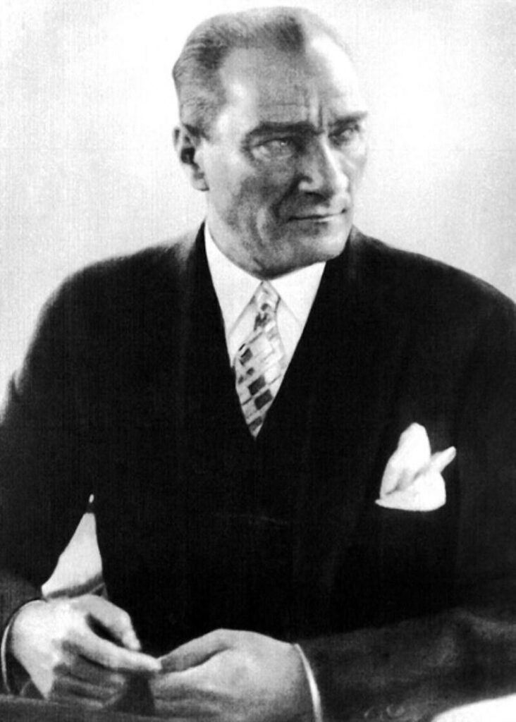 Mustafa Kemal Atatürk in Zivilkleidung, eine offizielle Porträtaufnahme aus den frühen 1930er-Jahren als Präsident der Türkei.