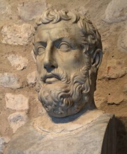 Marmorbüste des Philosophen Parmenides von Elea, eine römische Kopie, die seinen konzentrierten, nachdenklichen Ausdruck zeigt.