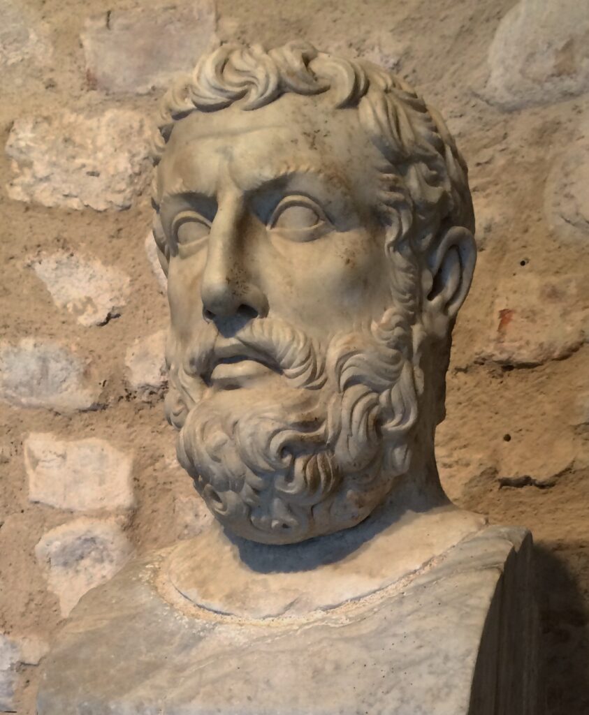 Marmorbüste des Philosophen Parmenides von Elea, eine römische Kopie, die seinen konzentrierten, nachdenklichen Ausdruck zeigt.