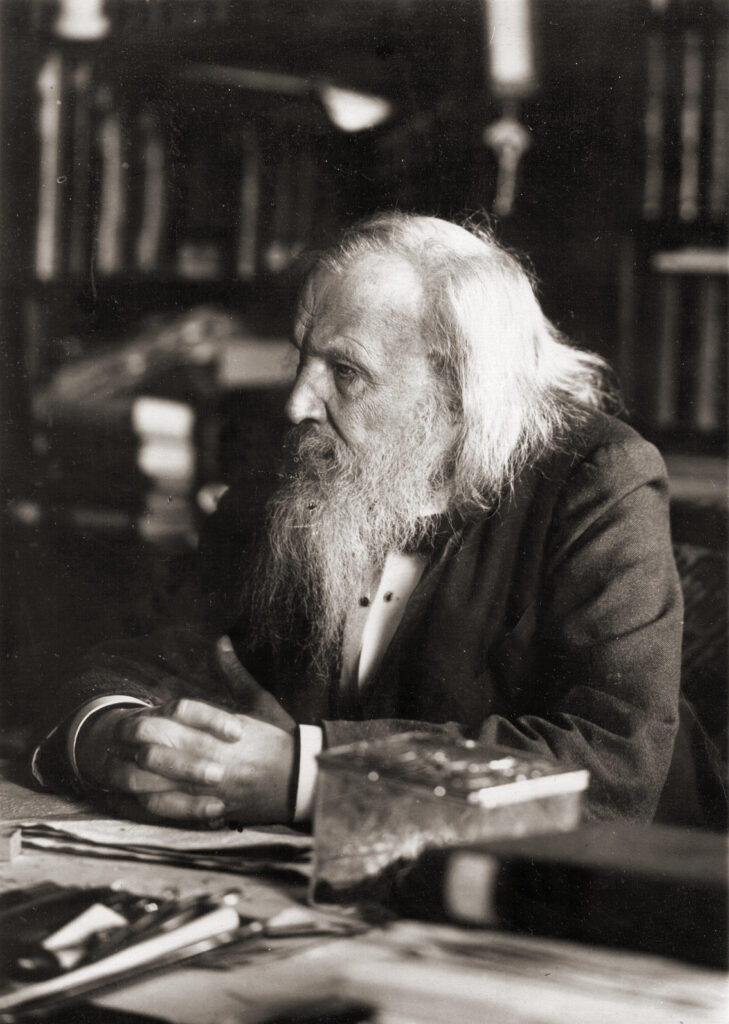 Der russische Chemiker Dmitri Mendelejew in einer undatierten Porträtaufnahme mit seinem charakteristischen Vollbart und langem Haar.