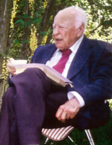 Der Philosoph Hans-Georg Gadamer in seinem Heidelberger Arbeitszimmer, sitzend vor Bücherregalen, eine undatierte Aufnahme aus seinen späten Jahren.