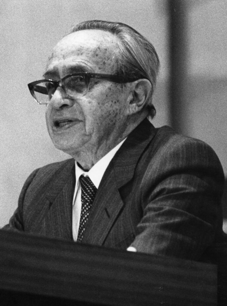 Der Philosoph Hans Jonas in nachdenklicher Pose an seinem Schreibtisch, eine undatierte Aufnahme aus seiner Zeit in New York City.