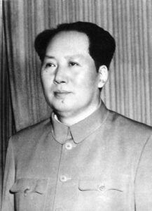 Offizielles Porträt von Mao Zedong in mittleren Jahren, das am Tor des Himmlischen Friedens in Peking hängt.
