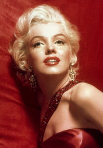Marilyn Monroe in dem berühmten weißen Kleid, eine Aufnahme aus den 1950er-Jahren, die ihr Image als Hollywood-Star definierte.