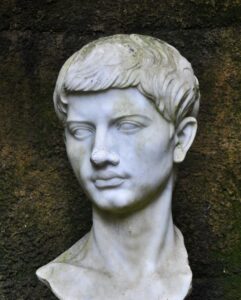 Eine antike Marmorbüste von Vergil, die den römischen Dichter mit nachdenklichem, ruhigem Ausdruck und lockigem Haar zeigt.