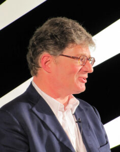 Der Publizist Roger Willemsen bei einer Lesung, nachdenklich blickend, in einer undatierten Aufnahme um 2010.