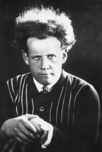 Der sowjetische Regisseur Sergei Eisenstein an einem Schneidetisch, konzentriert bei der Arbeit an einem Filmstreifen, um 1930.