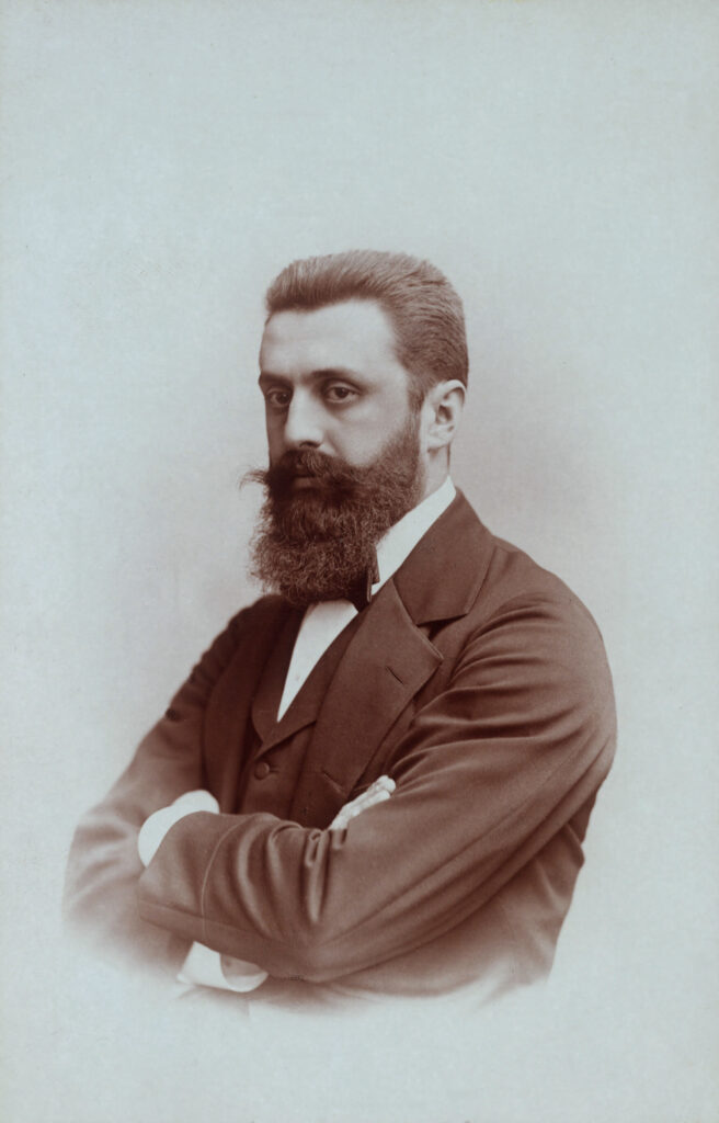 Ein nachdenkliches Porträt von Theodor Herzl, aufgenommen um 1901, das den Visionär des politischen Zionismus mit seinem markanten Bart zeigt.