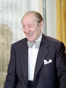 Der Pianist Vladimir Horowitz am Steinway-Flügel während eines Konzerts in den 1980er Jahren, konzentriert über die Tasten gebeugt.