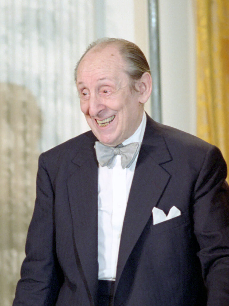 Der Pianist Vladimir Horowitz am Steinway-Flügel während eines Konzerts in den 1980er Jahren, konzentriert über die Tasten gebeugt.