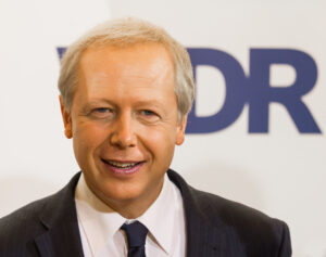 Der Journalist Tom Buhrow während seiner Zeit als Moderator der Tagesthemen, aufgenommen im ARD-aktuell-Studio in Hamburg um das Jahr 2010.