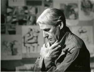Der Künstler Willem de Kooning in seinem Atelier in East Hampton, umgeben von großformatigen Leinwänden, um 1965.
