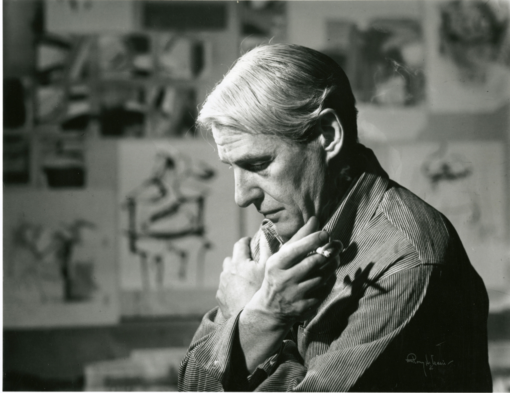 Der Künstler Willem de Kooning in seinem Atelier in East Hampton, umgeben von großformatigen Leinwänden, um 1965.